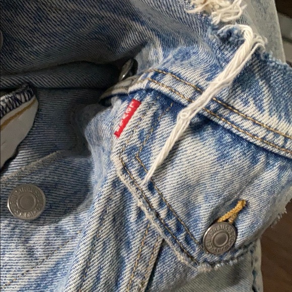 Levi’s Oversized Destroyed Denim Jacket - Picture 10 of 11